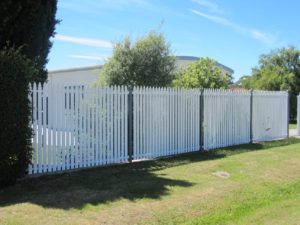 heritage-fencing-white-with-green-posts