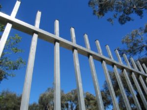 jacobean-metal-picket-fencing-page-classique-pic