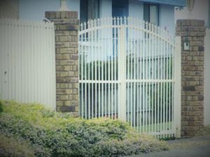 swinging-gates-victorian-style-cream