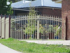 swinging-gates-tudor-style