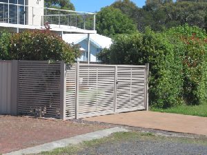 swinging-gates-aluminium-slat