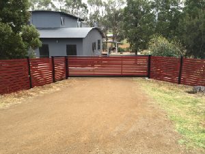 sliding-gates-red-aluminium-slats