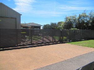 sliding-gates-dark-grey-aluminium-slats