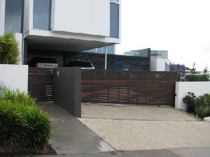 sliding-gates-aluminium-slat-wood-look