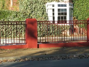 imperial/tudor-tubular-fencing-manor-red